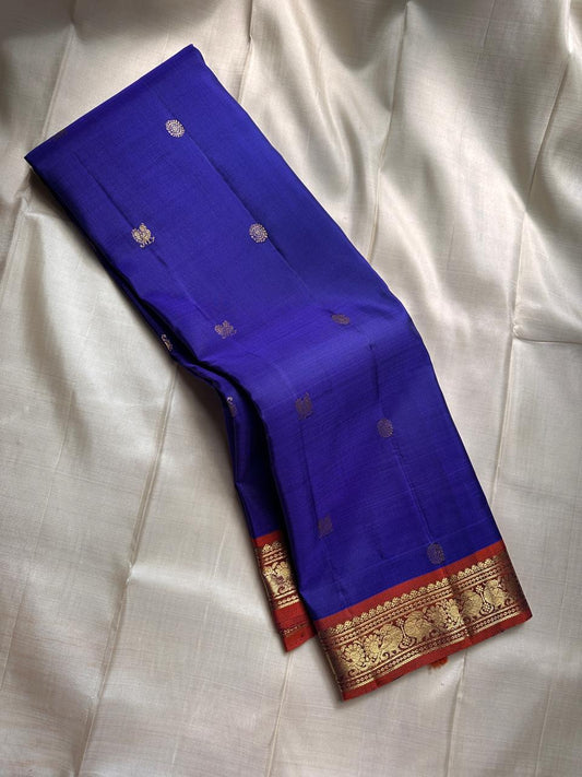 MS blue 💙
With rust orange border , Mayil chakram zari buttas pure silk Kanchipuram saree