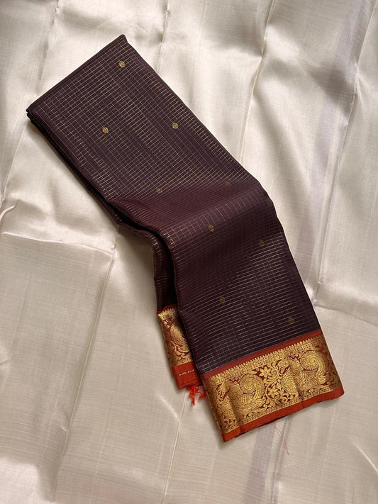 Susheela ✨ – Coffee-Brown Oosi Kattam Kanchipuram Pure Silk Saree
Korvai Burnt-Orange Border with Majestic Peacock Zari Motifs
Intricate Zari-Weave Pallu with Traditional Patterns & Highlights
Contrast Burnt-Orange Blouse Fabric with Matching Zari Border