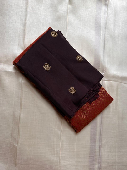 Sudar Mayil – Radiant Burnt Orange Pure Kanchipuram Silk Saree
Lustrous burnt orange body adorned with intricate gold vine jaal.
Broad deep plum borders gleam with antique zari artistry.

Silk Mark Certified, delivery in 2 weeks