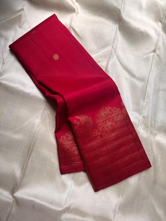 Rose Vermillion – Pure Kanchipuram Silk Saree
Reddish-Pink Body with Petite Gold Zari Buttas ✨
Regal Zari Border with Elephant & Peacock Motifs
Grand Rose Vermillion Pallu with Brocade Lattice

Silk Mark Certified, delivery in 2 weeks