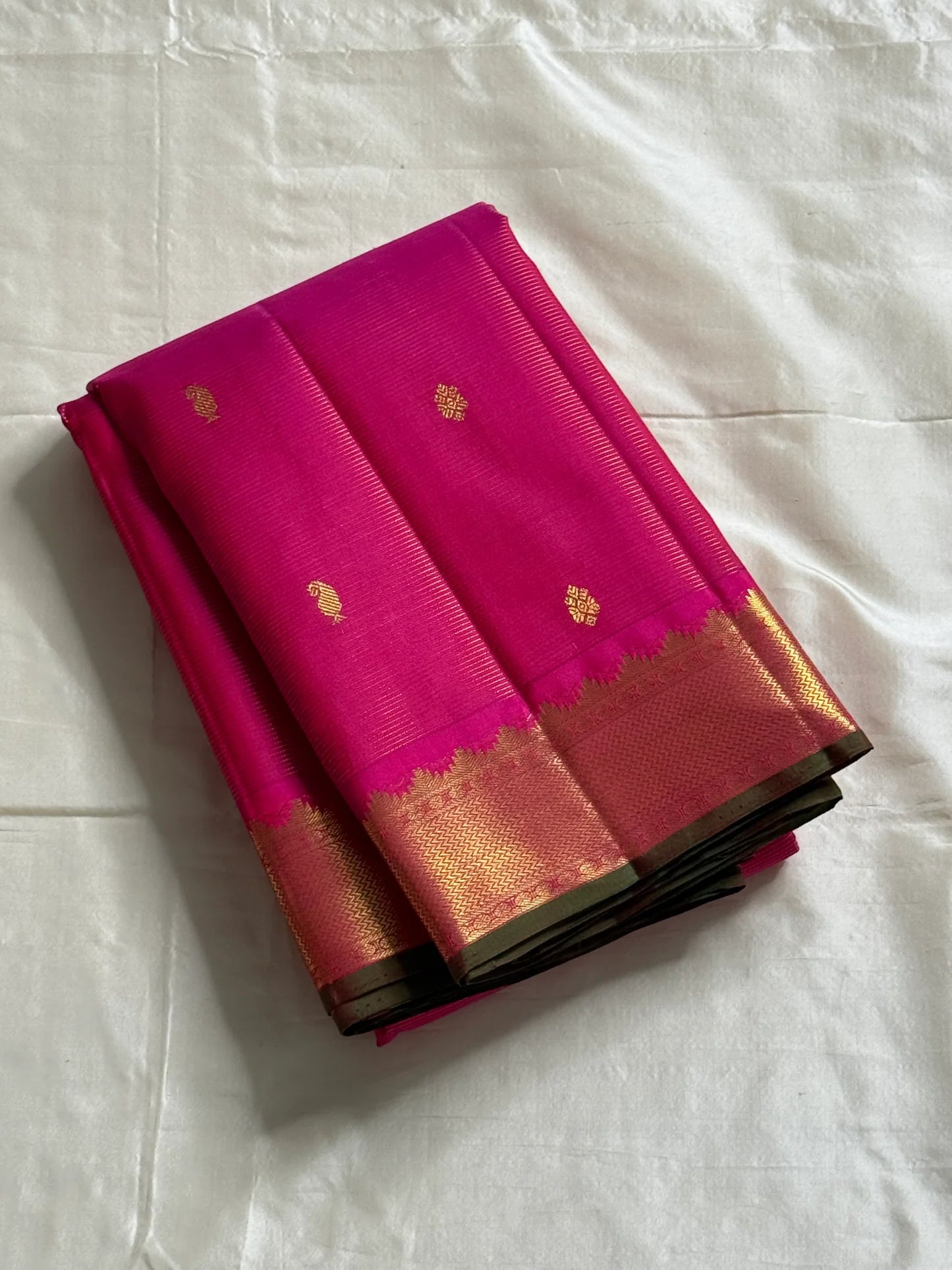 Rani Vairaoosi – Pure Kanchipuram Silk 💗

Fine Pinstriped Weave with Gold Buttas ✨

Antique-Gold Zari Border & Green Selvedge 🌿

Grand Zari Brocade Pallu with Medallion Checks 🪔

Silk Mark Certified • Ships in Two Weeks • Free USA Shipping