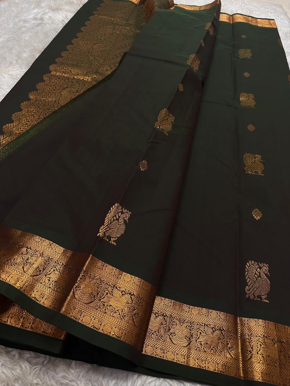 Thamarai — Deep Green — Pure Kanchipuram Silk Saree
Deep Forest Green with Gold Zari Bird Buttas & Diamond Jaal Pallu
Silk Mark Certified • Free Shipping within USA • Ships in Two Weeks