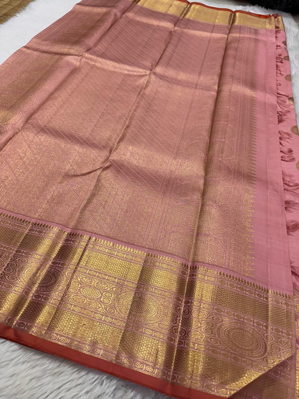 Malini – Pale Pink Pure Silk Kanchipuram Saree with 4G Gold Zari Lotus Buttas and Temple Motif Border
A delicate pale pink drape handwoven in pure silk with shimmering 4G gold zari lotus buttas all over the body.