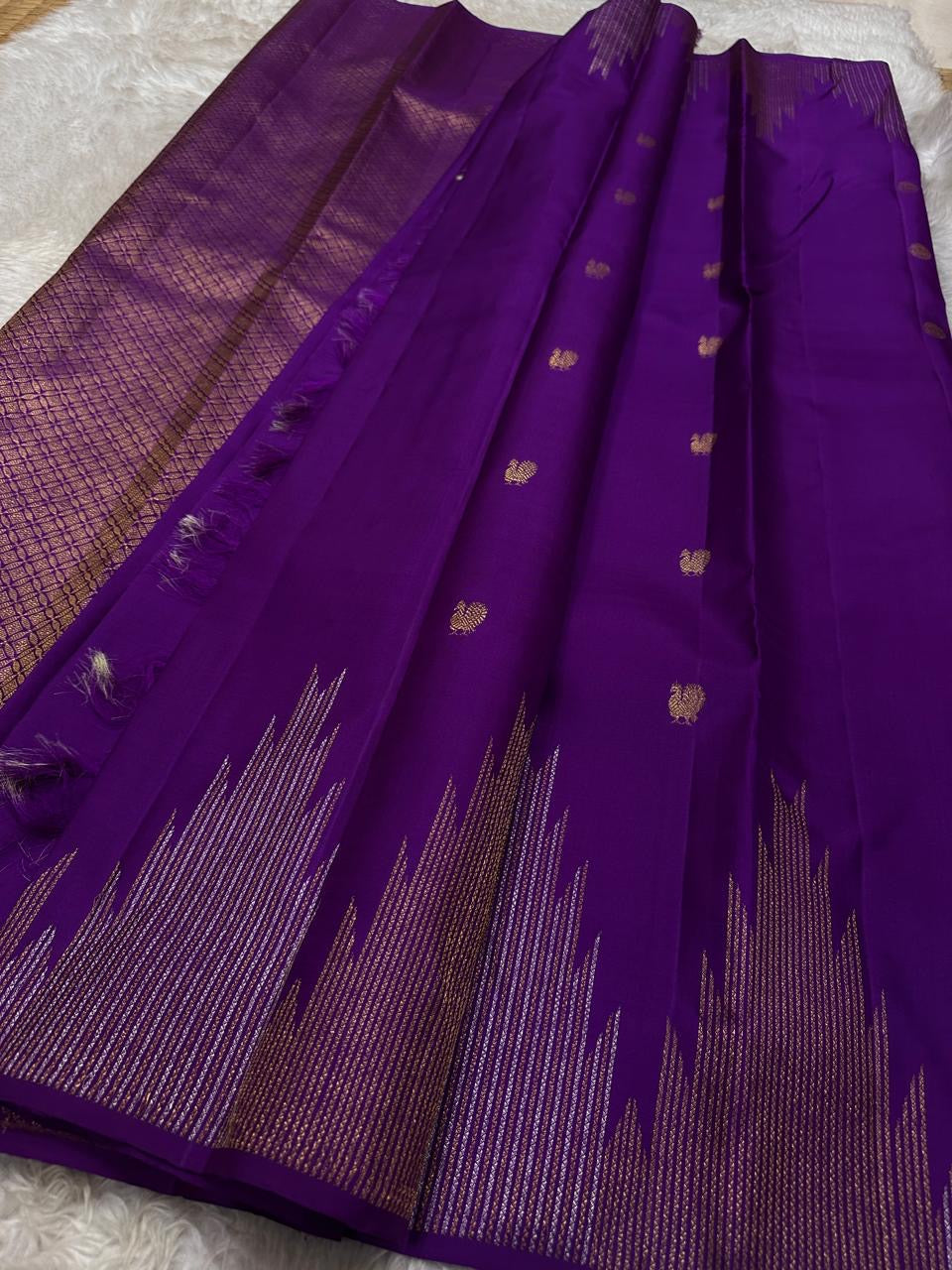 Sampoorna – Royal Purple Kanchipuram Pure Silk Saree
A regal drape in deep purple, adorned with silver and gold zari buttas. Finished with a stunning thazampoo reku border, this saree blends tradition with timeless grace.