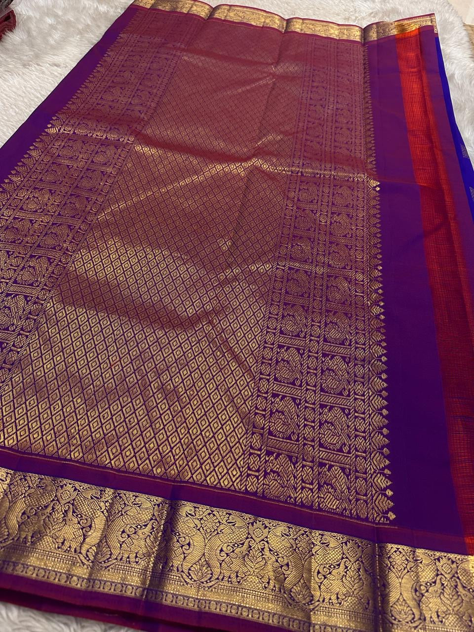 Swaram Lightweight – Celestial Royal Indigo
Feather-Light Indigo Kanchipuram Silk Saree
Yali & Peacock Zari Border with Heritage Buttas