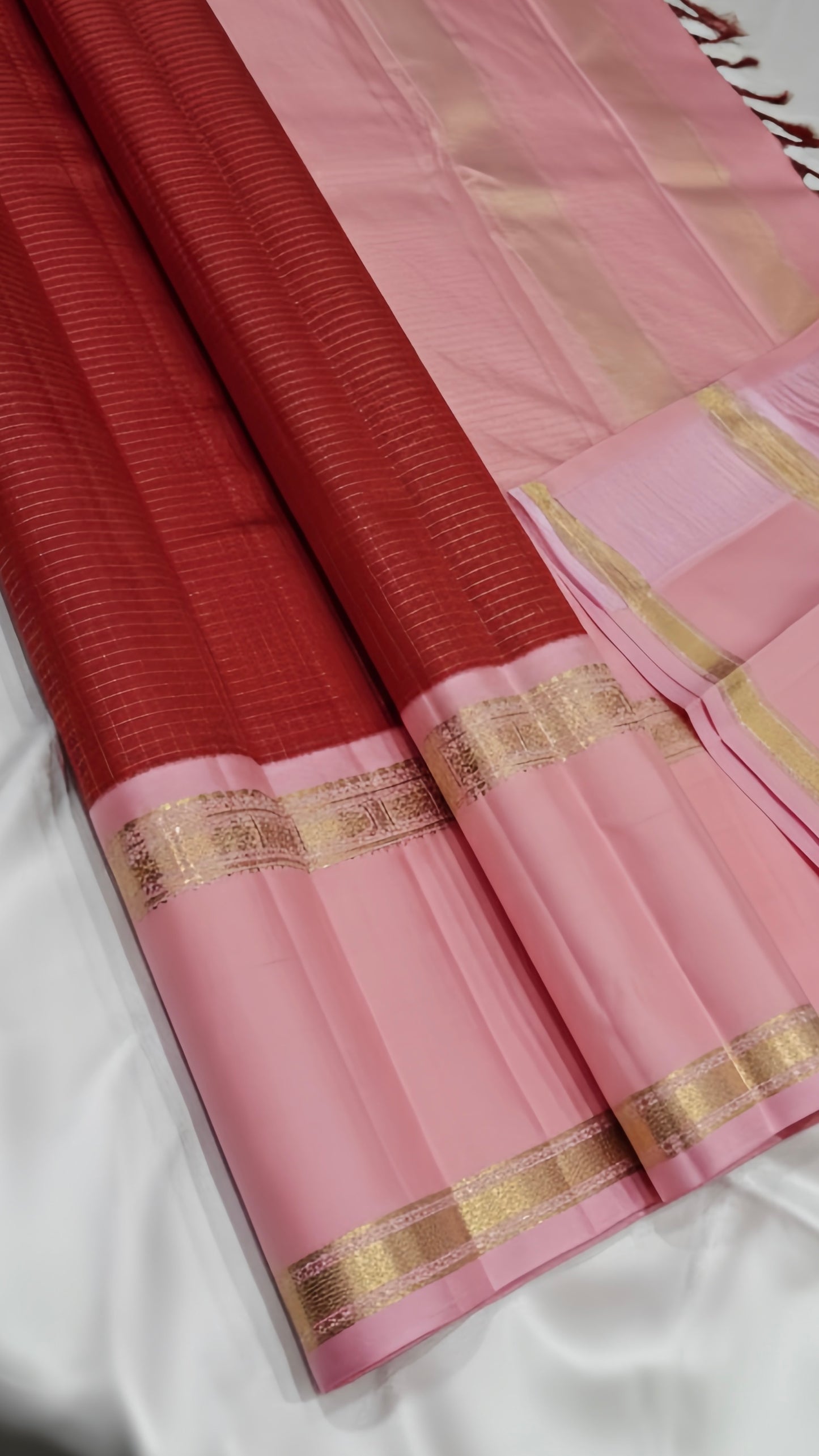 🌸 Lotus Rouge — Pure Kanchipuram Silk Saree
Brick red body with fine oosi stripes, contrast blush-pink borders & antique-gold zari detailing
Silk Mark Certified • Free Shipping within USA • Ships in Two Weeks • Ready in 1 Week