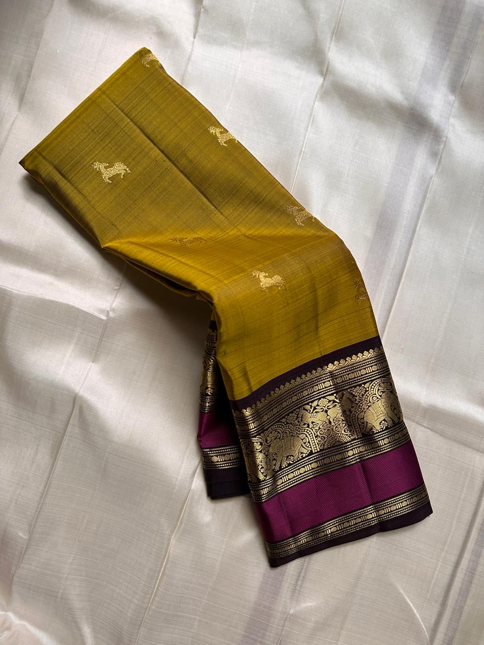 Manjal Jamuna – Pure Kanchipuram Silk Saree
Turmeric glow, softly lit in silk.
Ashwa buttas dance across the body.
Jamuna korvai with regal deer butta .

Silk Mark Certified, delivery in 2 weeks