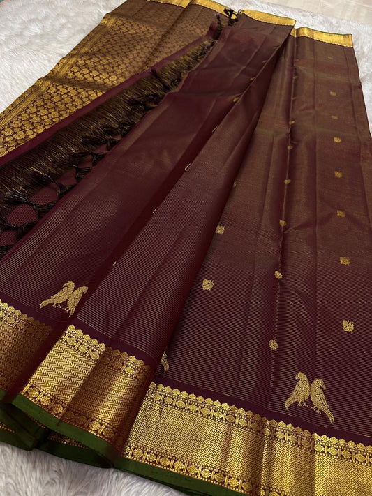 Kili Brown Maroon ✨
Vairaoosi Pure Silk Kanchipuram Saree
With Gold Kili (Parrot) Motifs
Vanki Neli Border with Arai Maadam & Rudhraksham Pet
Opulent Grid Zari Pallu & Matching Blouse