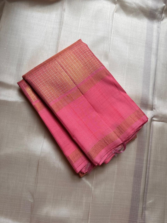 muthyam 🌸✨
Rose Pink & Coral Peach Pure Kanchipuram Silk Saree 💖
Soft Rose Pink Body with Subtle Golden Zari Checks ✨
Coral-Peach Minimalist Borders & Elegant Horizontal Pallu Detailing 🌿
Silk Mark Certified ✅ Lustrous Handwoven saree