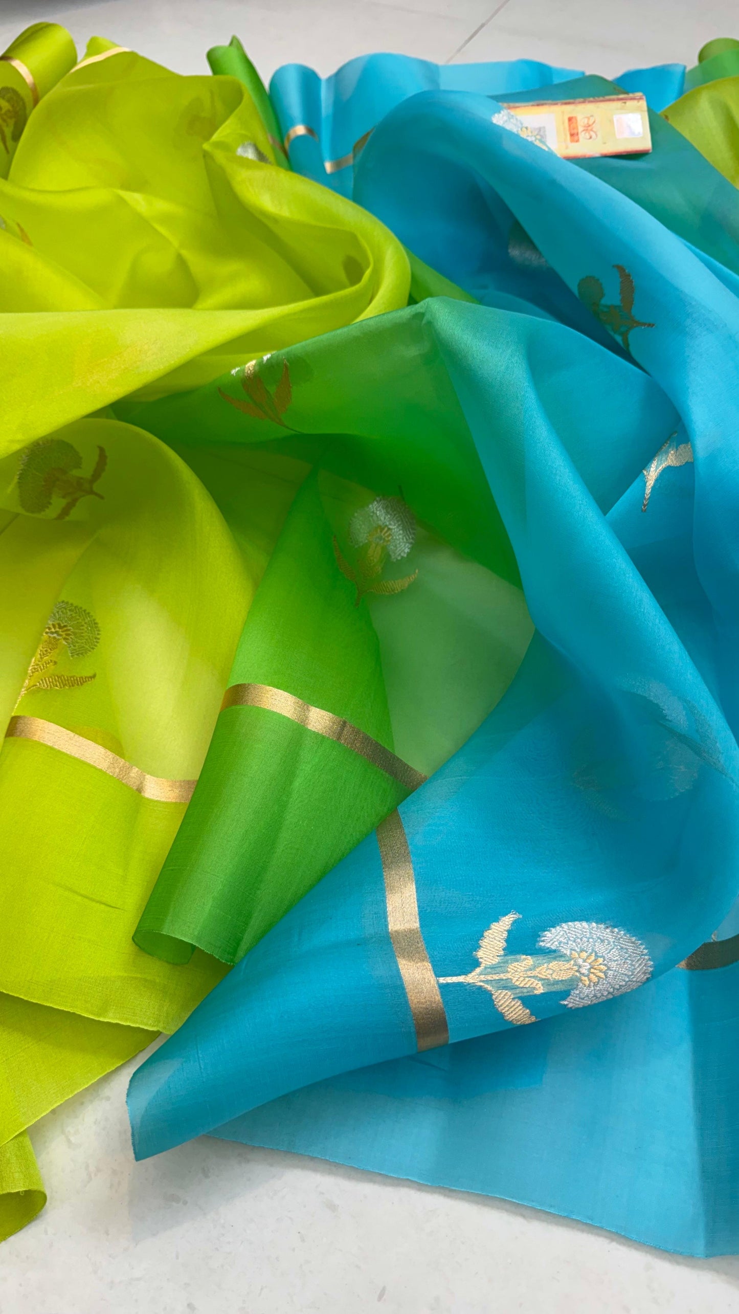 Pure Ektara Kora Silk Handloom Banarasi Saree
Parrot green to aqua blue ombré • Kadhua sona-roopa floral buttas • Raw-Mango style minimal weave
Silk Mark Certified ✅ • Free USA Shipping ✅ • ships in two weeks ✅