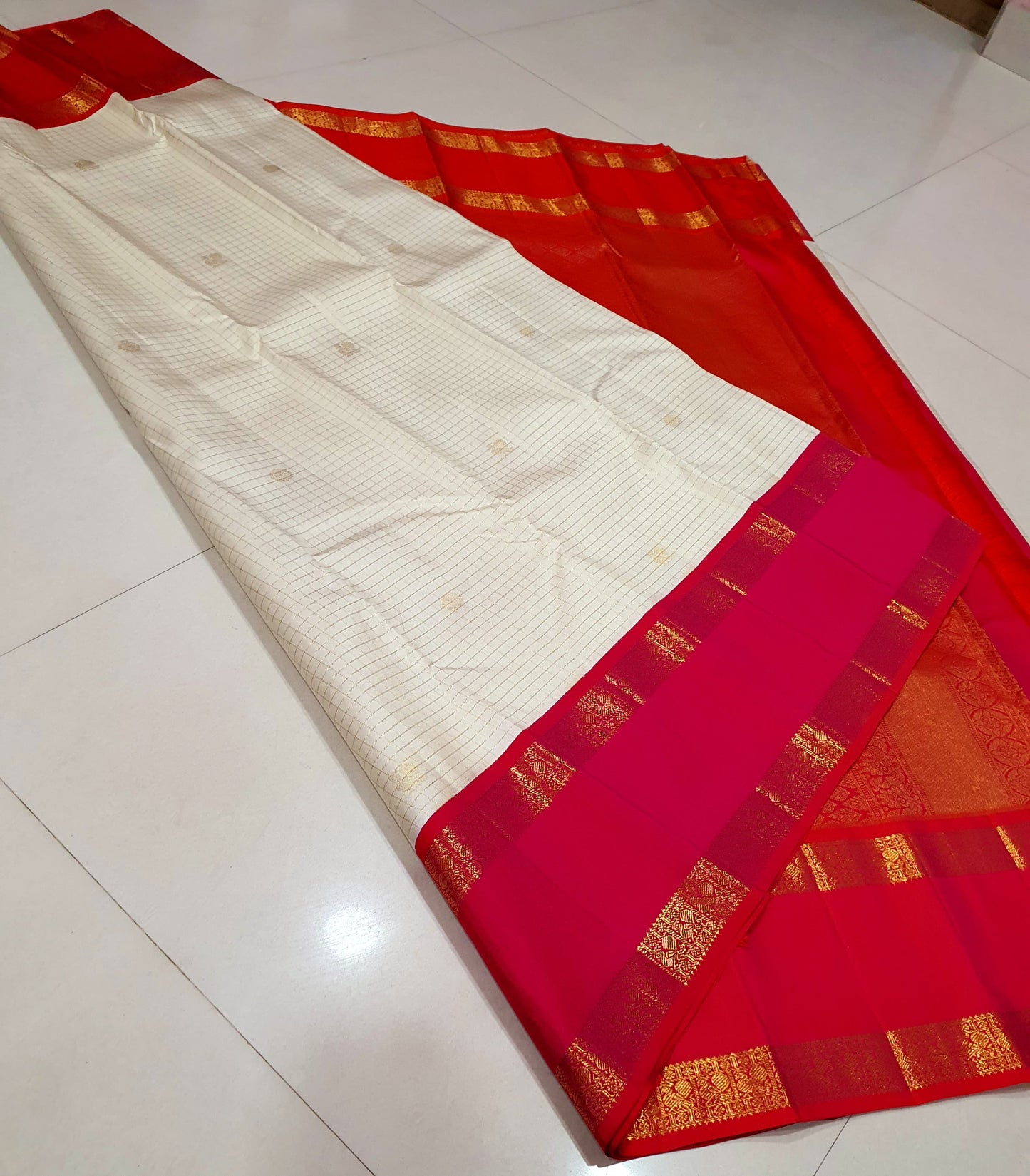 Ivory & Vermilion Rettapet Kattam
Pure Kanchipuram Handloom Silk
Auspicious Red Glow with Gold Zari Grid