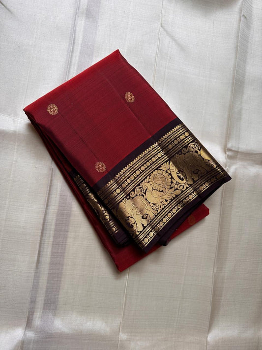 Meenakshi 🌺 – Deep Maroon Kanchipuram Pure Silk Saree
Kamalam Zari Buttas & Peacock Rudhraksham Motifs
Arai Madam & Korvai Border Detailing
Grand Vanasringaram Pallu for Festive Elegance
Silk Mark Certified | Blouse Stitching Available |