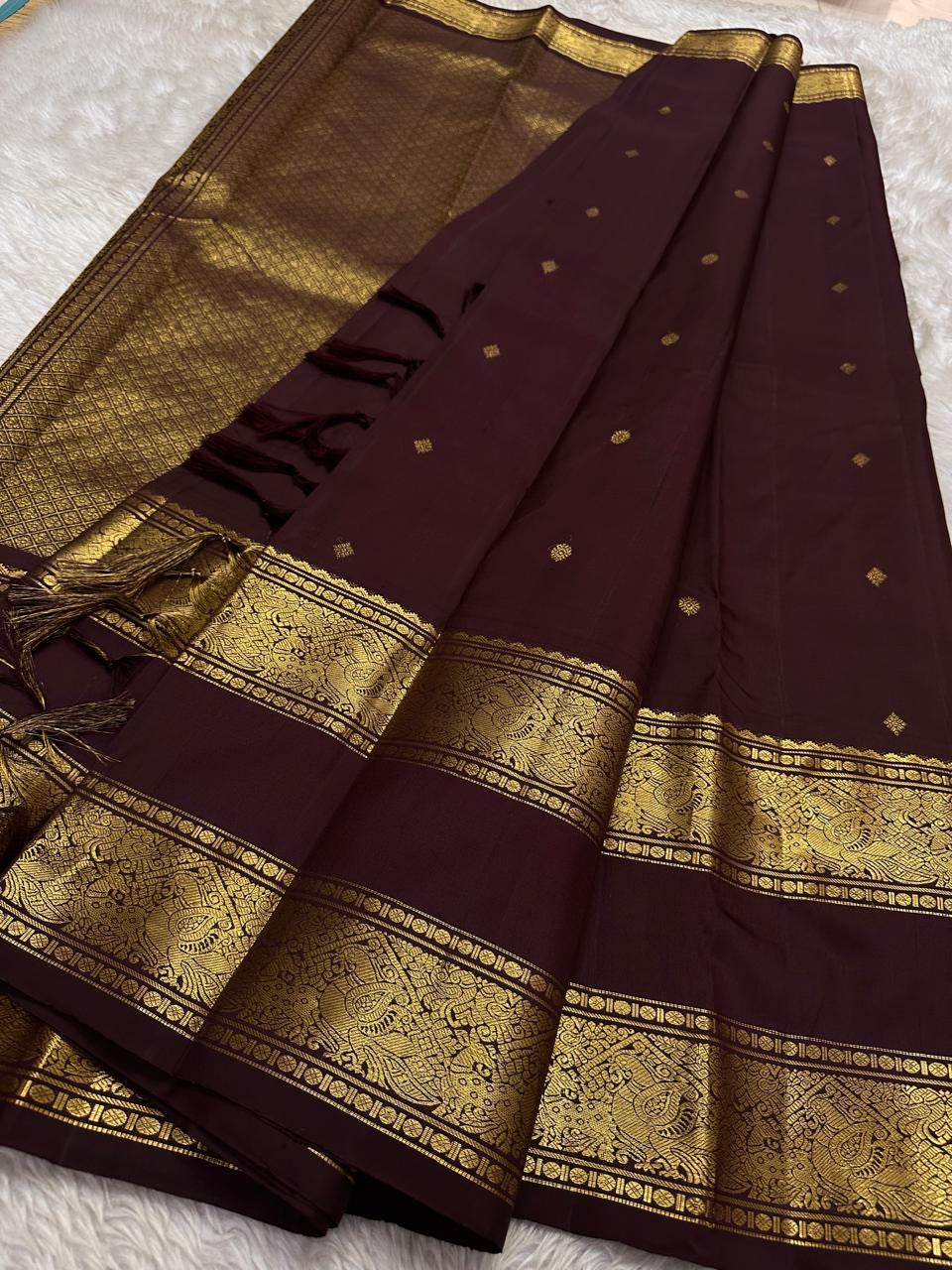 Kasturi 🌰✨
Deep Coffee Brown Pure Silk Kanchipuram Saree
Gold Zari Woven Kamalam & Diamond Buttas All Over
Double Border with Mayil Pettu & Rettapettu Detailing
Diagonal Peacock Pallu with Floral Vine Motifs