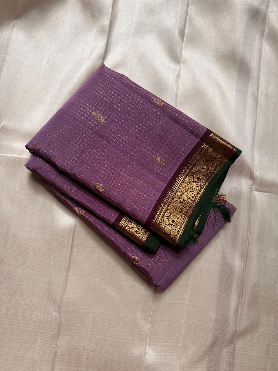 Mauve Lavender Zari Kattam — Petite Border | Pure Kanchipuram Silk ✨
Lavender-purple body with fine zari kattam checks & gold paisley buttas 💜
Silk Mark Certified • Free Shipping within USA• Ships in Two Weeks ✅i