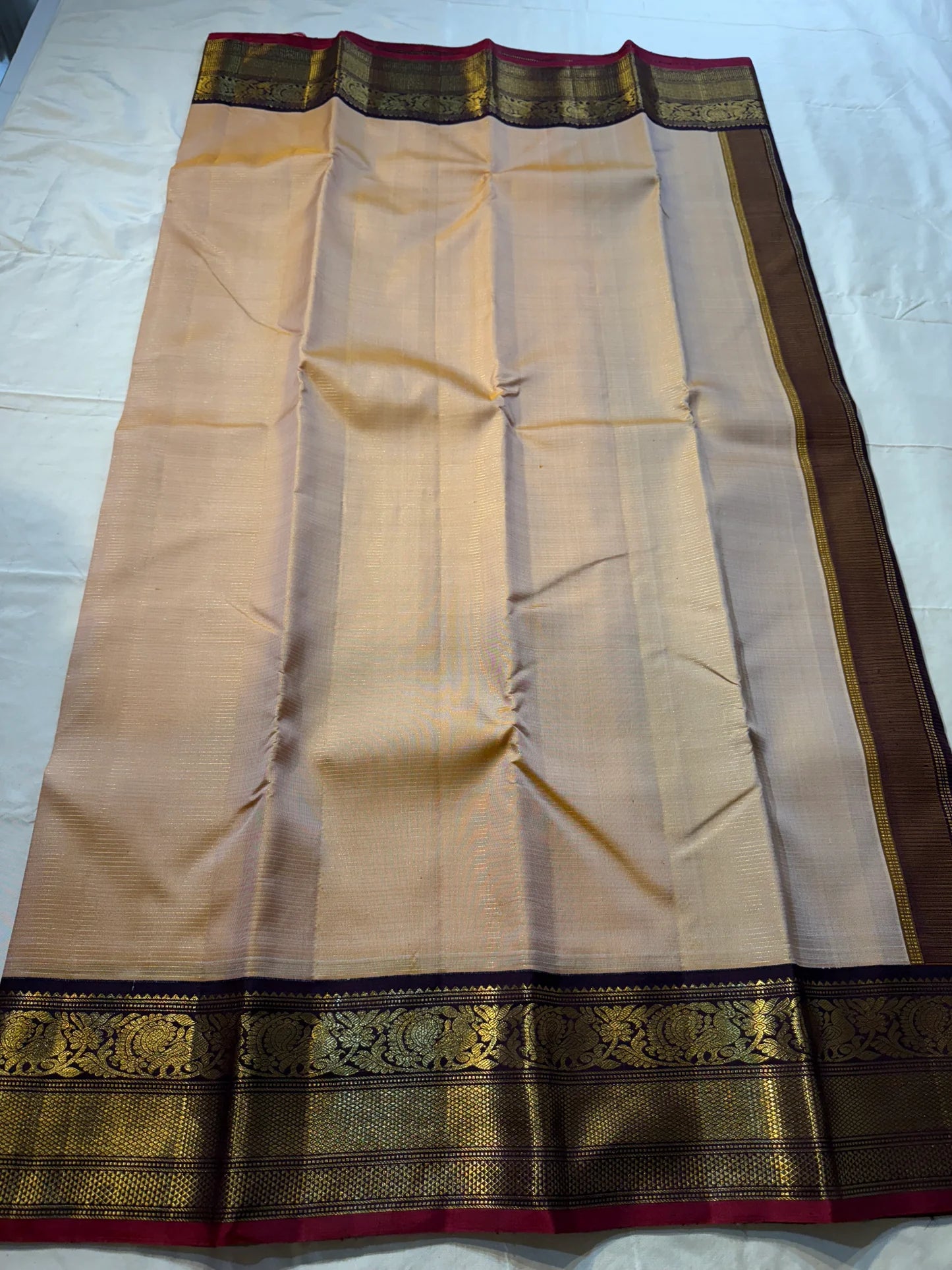 Butterscotch Vairaoosi — Pure Silk Kanchipuram Saree
Sand–butterscotch vaira oosi body • Maroon–plum korvai borders • Antique gold zari floral & peacock weave
Silk Mark Certified ✅ • Fall & Pico Done ✅ • Blouse Stitching Available ($30) ✅ • Ships in Two W