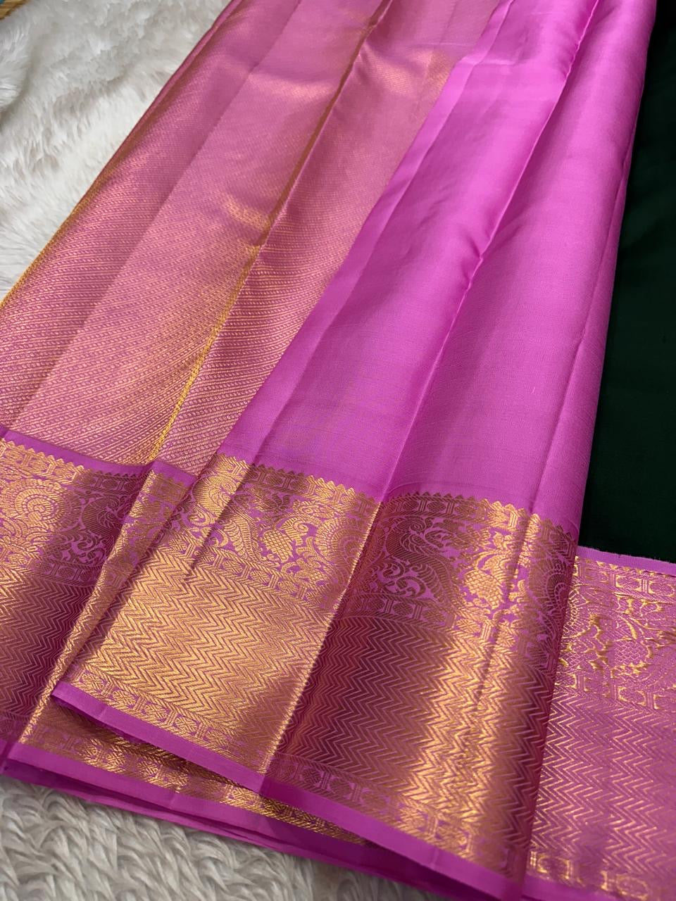 Iniya – Bottle Green & Pink Kanchipuram Pure Silk Saree with Floral Jaal and Mayil Border
Graceful and refreshing, Iniya is a handwoven masterpiece in bottle green with soft pastel pink accents. Delicate floral jaal and mayil motifs dance across the drape