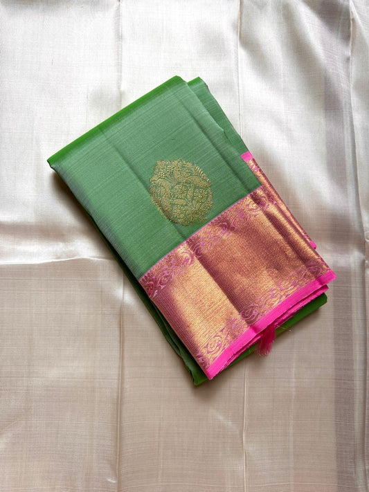 Asha ✨ – Fresh Green Pure Silk Kanchipuram Saree
with Radiant Pink Korvai Contrast Border
Gold Zari Floral Medallion Buttas on the Body
Grand Pink Brocade Pallu with Intricate Weaving