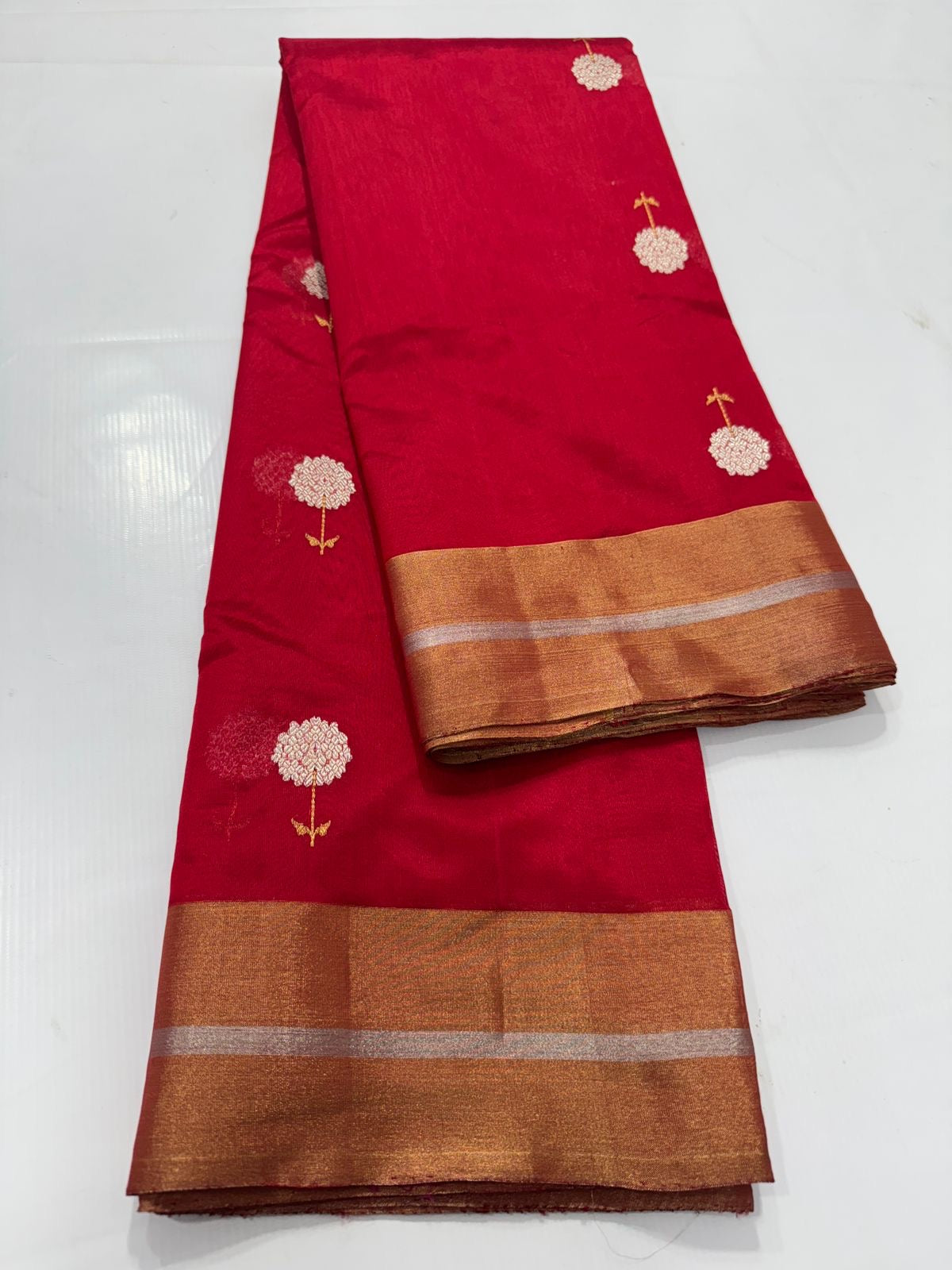 Roja Pushpam — Pure Silk Chanderi (Crimson Blossom)
Crimson red body with silver-ivory floral buttas & gold stems 🌸
Antique copper-gold border • Red-gold tissue pallu • Silk Mark Certified • Free Shipping within USA • Ships in Two Weeks