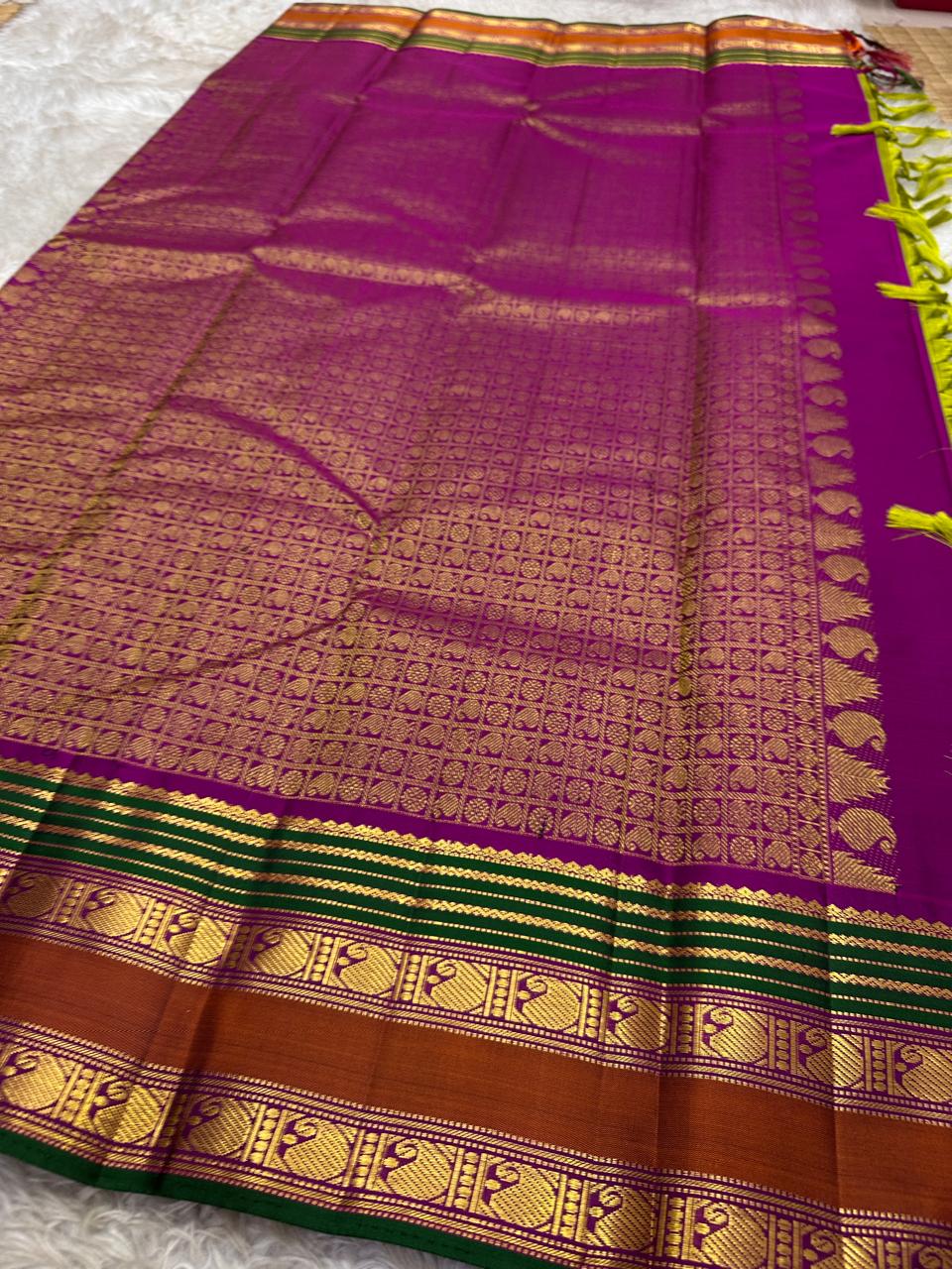 Meadow Bloom ✨ – Pure Kanchipuram Silk Saree
Meadow Green Body with Gold Zari Buttas
Contrast Brown–Green Border with Peacock Motifs
Majestic Magenta-Pink Zari Brocade Pallu
Handwoven Elegance – Perfect for Weddings & Festive Wear