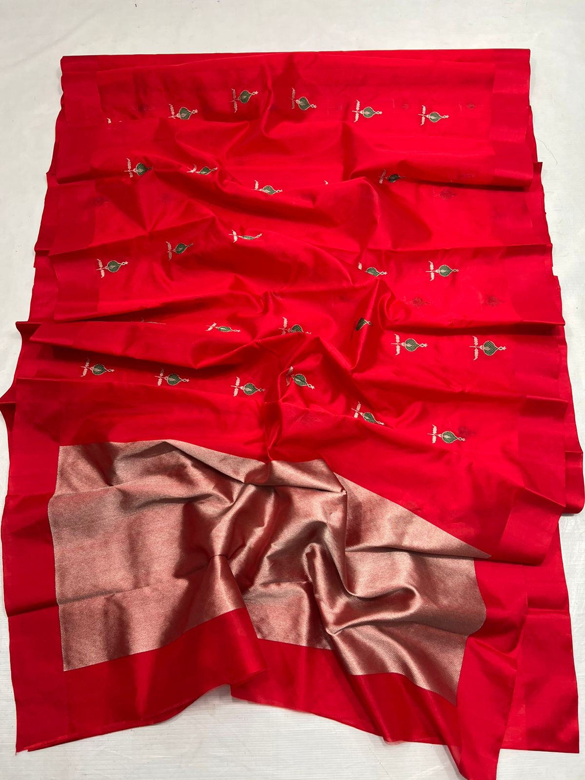 Pure Silk Chanderi – Vermillion Red with Emerald–Silver gold Buttas
Plain Red Border & Grand antique gold Tissue Pallu ✨
Silk Mark Certified • Free Shipping within USA • Ships in Two Weeks