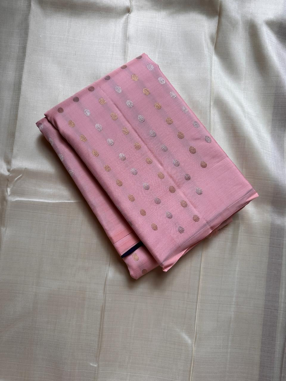 Gulabi Sonarupa — Blush Pink Pure Kanchipuram Silk Saree ✨
Gold–Silver Buttas with Contrast Violet Brocade Pallu 💜
Silk Mark Certified • Free Shipping within USA • Ships in Two Weeks