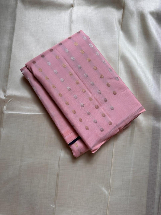 Gulabi Sonarupa — Blush Pink Pure Kanchipuram Silk Saree ✨
Gold–Silver Buttas with Contrast Violet Brocade Pallu 💜
Silk Mark Certified • Free Shipping within USA • Ships in Two Weeks