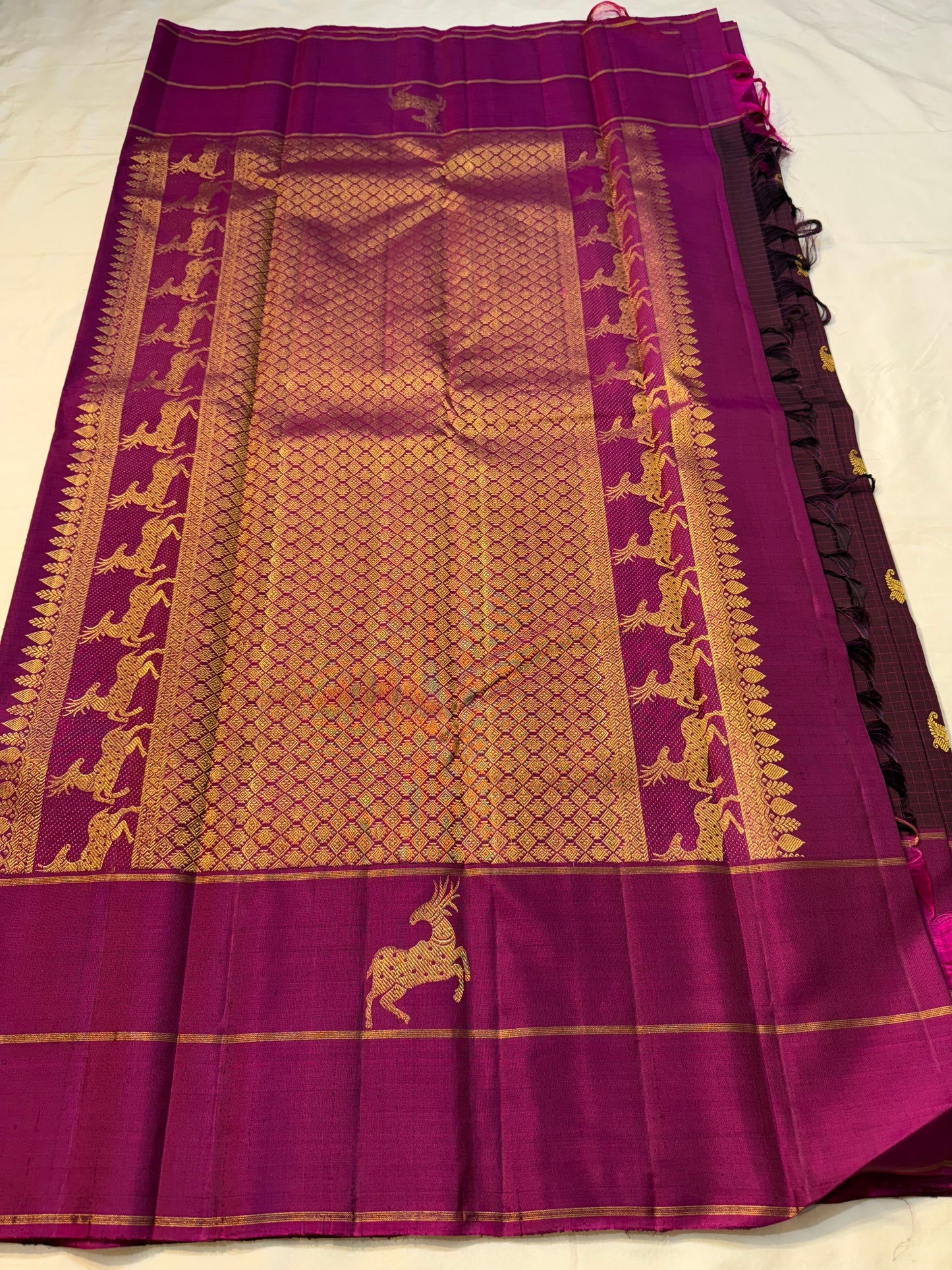 Yazhi Kattam — Pure Kanchipuram Silk Saree
Jamuni plum body with kattam checks & zari ambi buttas
Silk Mark Certified • Free Shipping within USA • Ships in Two Weeks ✅