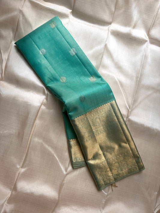 Minted Teal Glow Vaira-oosi

Pastel Teal Body with Silver “Chakram” Buttas

Antique-Gold Zari Paisley Border & Rich Woven Pallu

Silk Mark Certified ✅ Free Shipping within USA ✅

Ships in Two Weeks ✅ Blouse Stitching Available ✅
