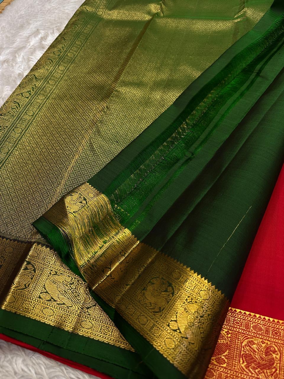 💎vermillion Bloom — Pure Kanchipuram Handloom Silk Saree

Deep vermillion Bloom • Emerald Pallu • Grand Gold Paisley Weave
Luxury heirloom silk with artisanal zari craftsmanship — Silk Mark Certified | Free Shipping Within USA | Ships in Two Weeks