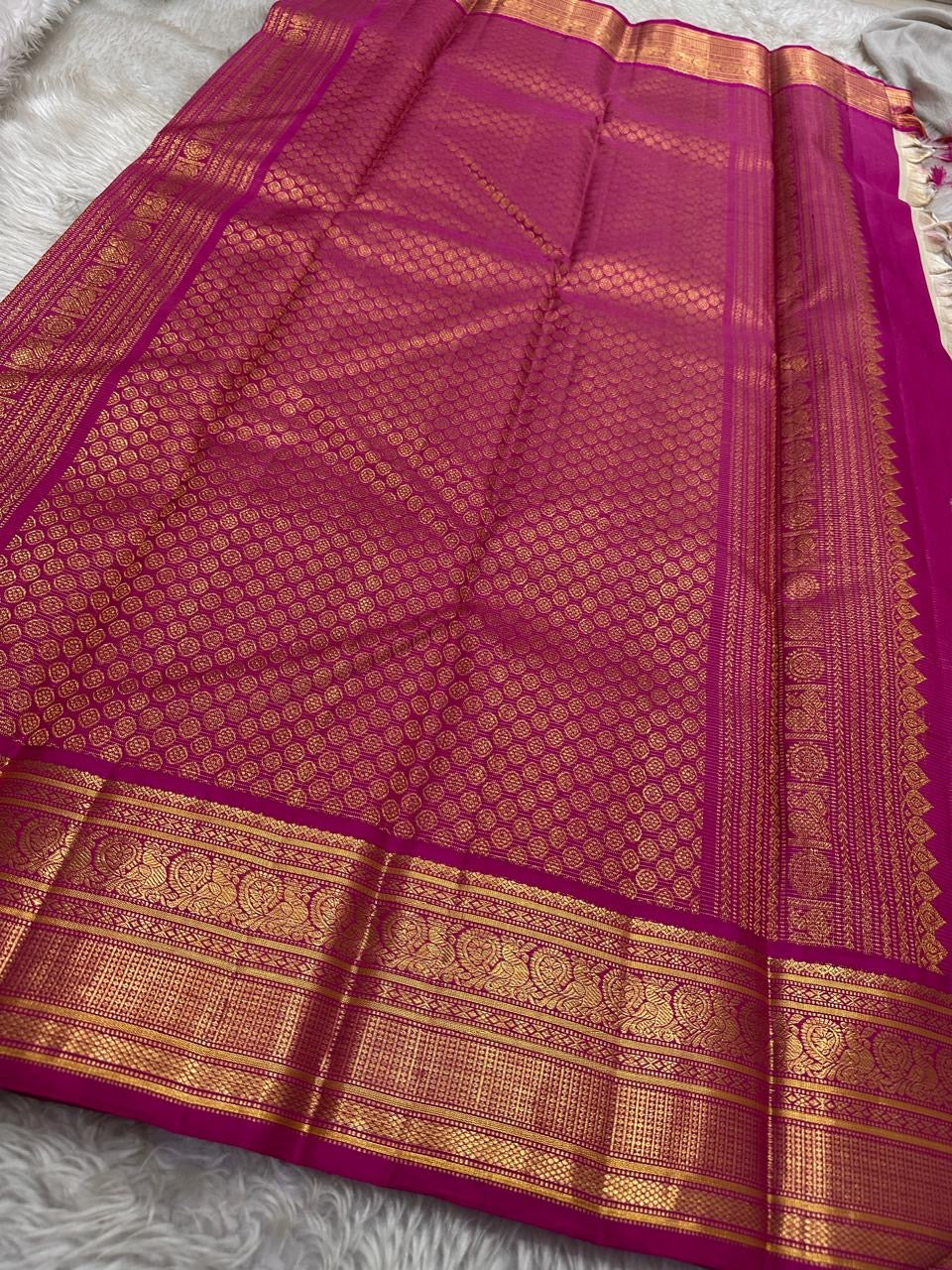 Shweta ✨ – Ivory Vairaoosi Pure Silk Saree
Ivory Radiance with Magenta Grandeur
Handwoven Vairaoosi Interlaced with Gold Filaments
Intricate Floral & Lattice Zari Borders in Regal Contrast
Opulent Magenta Zari Brocade Pallu — Timeless Heritage Elegance