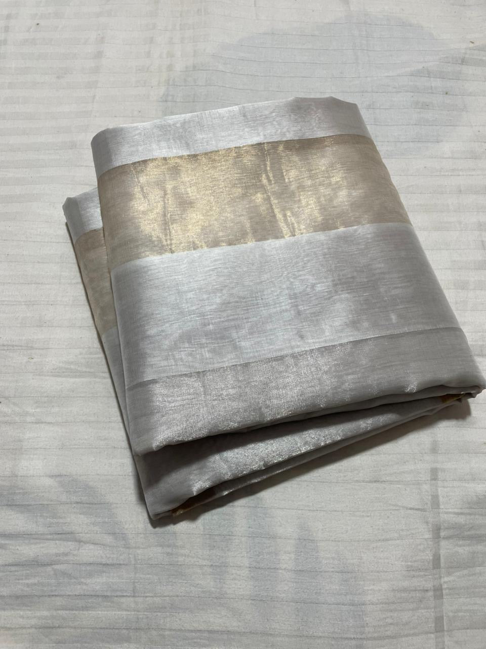 Ivory Cream Chanderi Saree 🌼✨ – Handwoven Gold Zari
Delicate ivory cream pure Chanderi with sona roopa (gold & silver) gold & silver) zari border for understated elegance.
Rich woven pallu with-textured gold zari adds festive charm.
Onam perfection