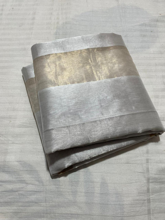 Ivory Cream Chanderi Saree 🌼✨ – Handwoven Gold Zari
Delicate ivory cream pure Chanderi with sona roopa (gold & silver) gold & silver) zari border for understated elegance.
Rich woven pallu with-textured gold zari adds festive charm.
Onam perfection