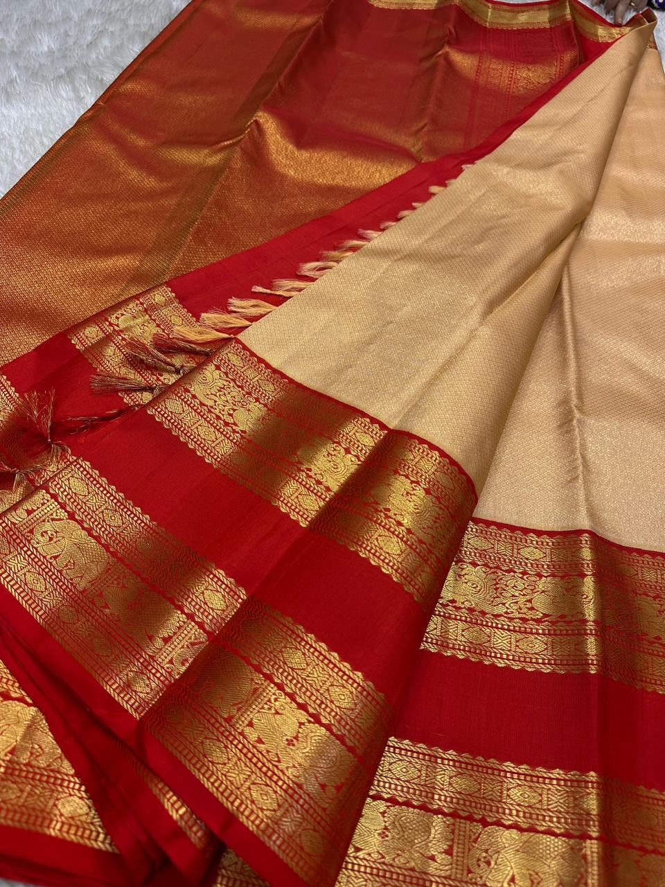 Mahi ✨
Golden-Beige Diamond Zari Kanchipuram Silk
Vermilion Red Rettapet Border with Elephant & Peacock Motifs
Grand Gold Zari Brocade Pallu
Silk Mark Certified | Handloom Heirloom