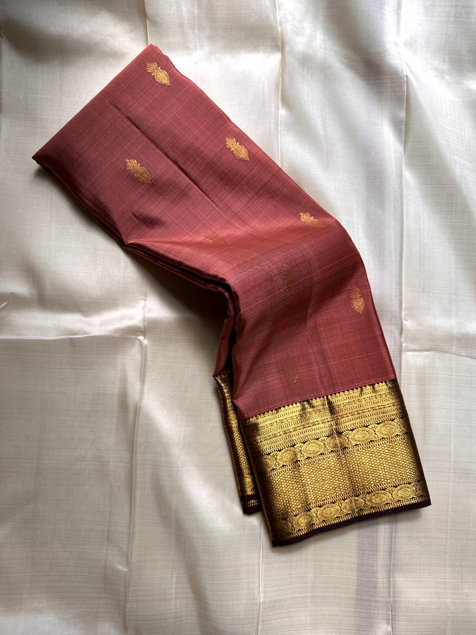 Blush Radiance ✨ – Pure Kanchipuram Silk Saree
Rose Pink Body with Fine Zari Checks & Paisley Buttas
Broad Golden Zari Border with Chocolate Selvedge
Rich Chocolate Brown Pallu with Intricate Gold Brocade
Silk Mark Certified | Fall & Pico Done |