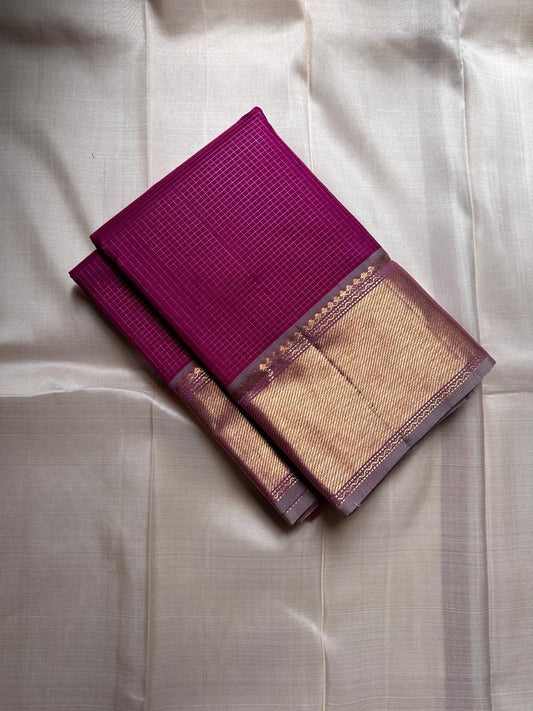 Gulabi Rekha – Pure Kanchipuram Silk Saree with Zari Checks & Tissue Pallu

A radiant gulabi body woven in fine zari kattam.
Silver-gold borders gleam with subtle elegance.

Silk Mark Certified, delivery in 2 weeks