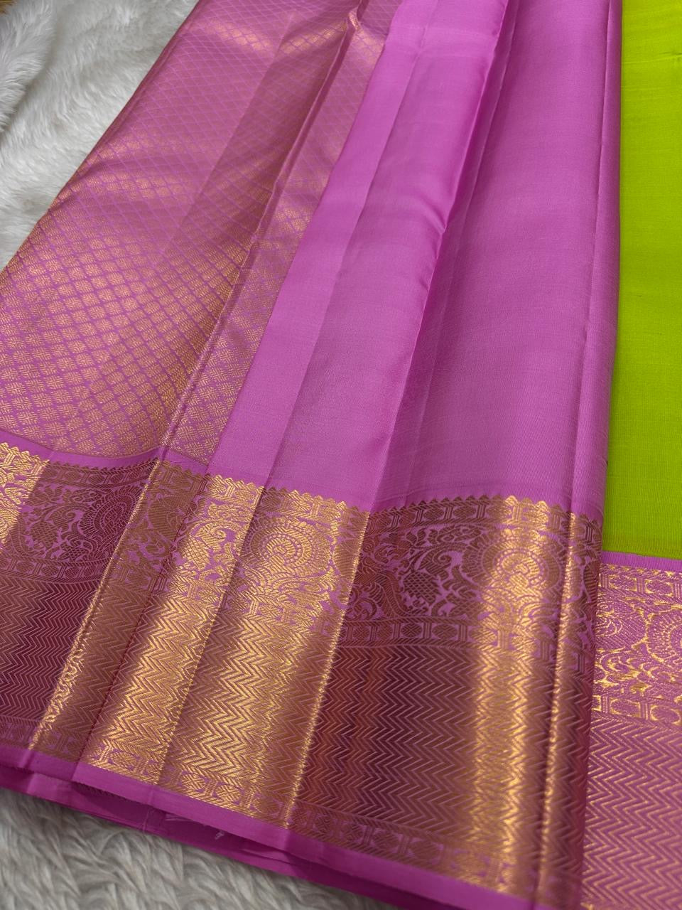 Harita – Chartreuse Green & Pastel Pink Kanchipuram Pure Silk Saree with Floral Jaal & Mayil Border
A refreshing chartreuse green drape with intricate silk thread floral jaal work.
Finished with pastel pink mayil borders and a thick woven Pallu