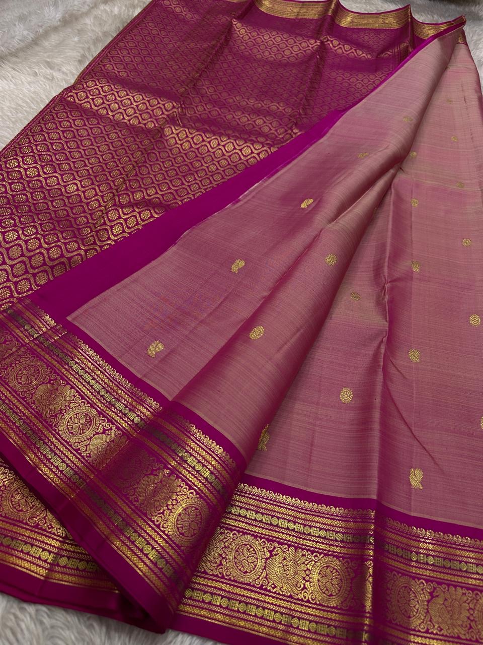 Rose Radiance ✨ – Pure Kanchipuram Silk Saree in Pink

Korvai Raspberry-Pink Border with Floral & Medallion Zari Panels; Magenta Selvedge
Body in Rose Pink with Gold Buttas
Rich Magenta Zari Brocade Pallu with
Silk Mark Certification