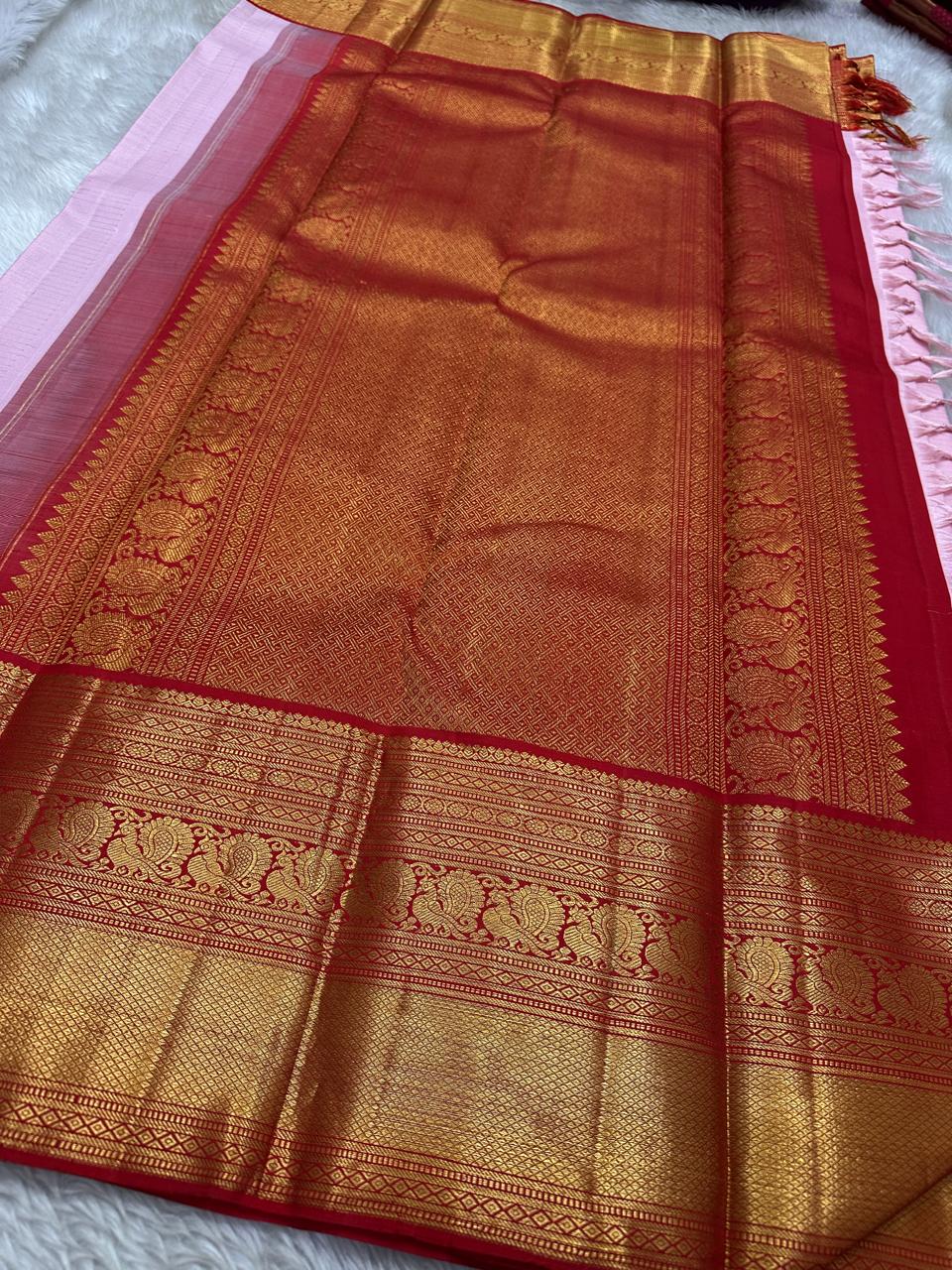 Petal Flame ✨ – Pure Kanchipuram Silk Saree in Pastel Pink with Gold Zari Buttas
Korvai Contrast Red Border with Intricate Paisley & Floral Zari Weave
Grand Gold Zari Pallu with Traditional Brocade & Ornamental Motifs
Silk Mark Certified | Fall & Pico