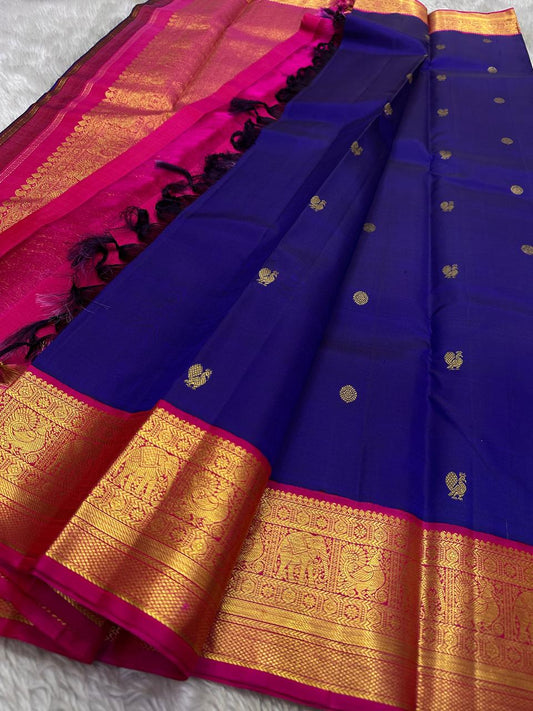 💜 

Vadamalli Deep – Royal Blue & Rani Pink Kanchipuram

✨ Pure Silk | Silk Mark Certified | Handloom Kanjivaram ✨

🐘🦚 elephant –Mayil Zari Border | Temple Motifs

🌸 Scattered Gold Buttas on Vadamalli Blue Body

🚚 Ships in 2 Weeks , Free shipping