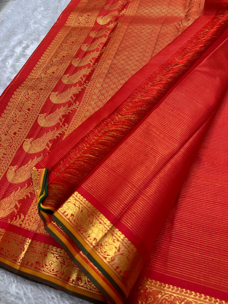 Pavazha Mayil Vairaoosi — Pure Kanchipuram Silk Saree
Vermilion red body with fine vairaoosi stripes & zari-woven mayil motifs
Silk Mark Certified • Blouse Stitching ($30) • Free Shipping within USA • Ships in Two Weeks