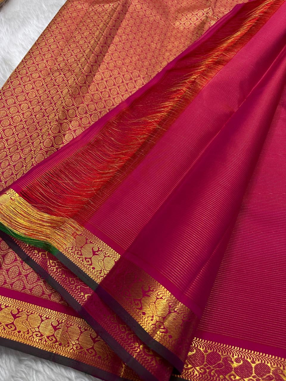 Vairaoosi Kili – Pink ✨
Pure Silk Kanchipuram Saree
with Delicate Parrot Motifs 🕊️
Vanki Neli Zari Border 🌿 with peacock and paisley motifs 
& Opulent Brocade Pallu ✨