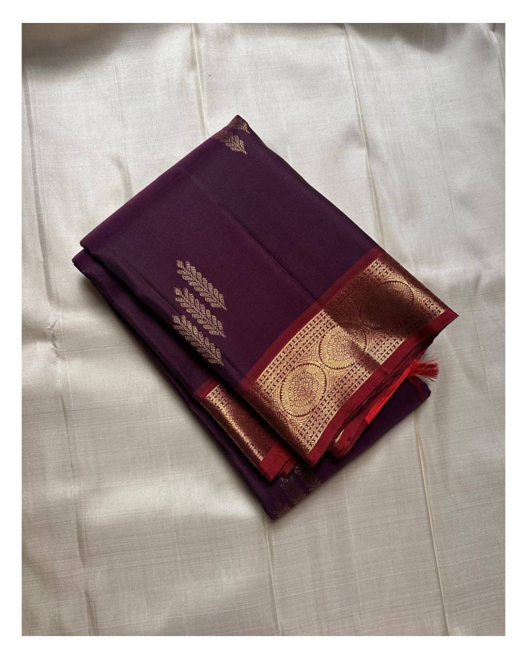 Ambara ✨ – Deep Purple Kanchipuram Pure Silk Saree
Woven zari butties in a rare rice reed motif 🌾
Striking red border with coin and ornate floral vines 🌹
Bold red pallu with diamond-grid lattice zari ✨
An heirloom weave of grace, contrast, and heritage