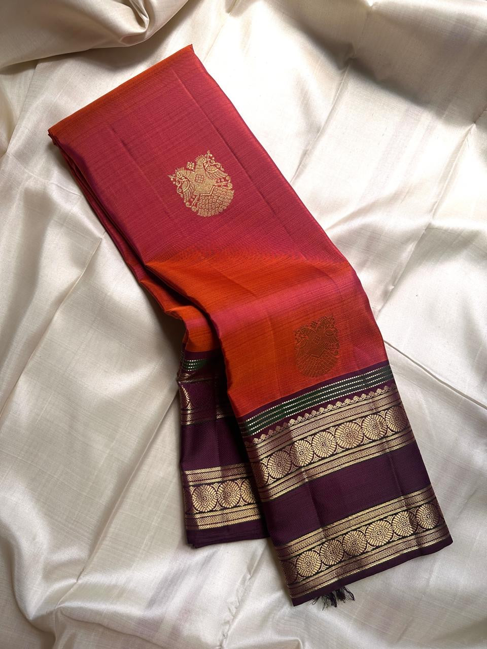 Ishwaryam 🍂🧡✨
Orange Rust Handwoven Kanchipuram Silk Saree with Majestic Gandaberunda Zari Adai Motif 🕊️🌟
Ornate Rettapet Border with Delicate Kamalam Seer Floral Detailing 🌺🪡
Deep Coffee Brown Pallu Adding Warmth and Elegant Contrast ☕🌿