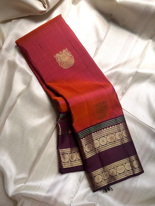 Ishwaryam 🍂🧡✨
Orange Rust Handwoven Kanchipuram Silk Saree with Majestic Gandaberunda Zari Adai Motif 🕊️🌟
Ornate Rettapet Border with Delicate Kamalam Seer Floral Detailing 🌺🪡
Deep Coffee Brown Pallu Adding Warmth and Elegant Contrast ☕🌿