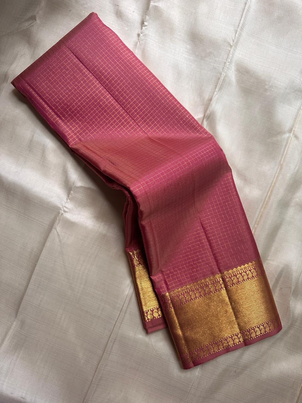Lotus Petal Rose Oosi Kattam | Pure Kanchipuram Silk Saree
Silk Mark Certified • Fall & Pico Done • Blouse Stitching Available ($30)
Free Shipping within USA • Ships in Two Weeks