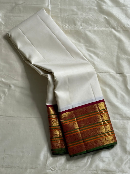 Shveta Chakram — Ivory Kanchipuram Pure Silk 🤍

Contrast maroon brocade pallu & temple border ✨

Chakra medallions, floral vines + green selvedge 🌿

Orange pin-stripes on the border; tasselled finish 🪔

Silk Mark Certified • free shipping with Usa with