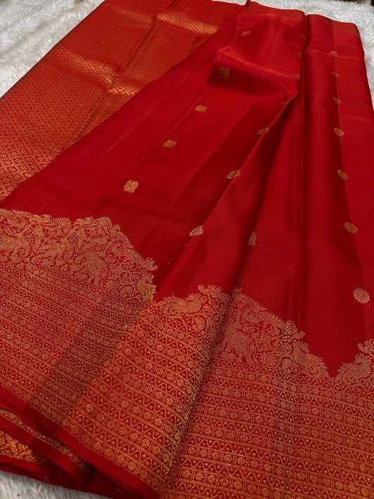Scarlet Splendor – Pure Kanchipuram Silk Saree
Bridal-Red Body with Petite Gold Zari Buttas ✨
Regal Animal-Panel Border with Intricate Detailing
Grand Red–Gold Brocade Pallu with Lattice Jaal

Silk Mark Certified, delivery in 2 weeks