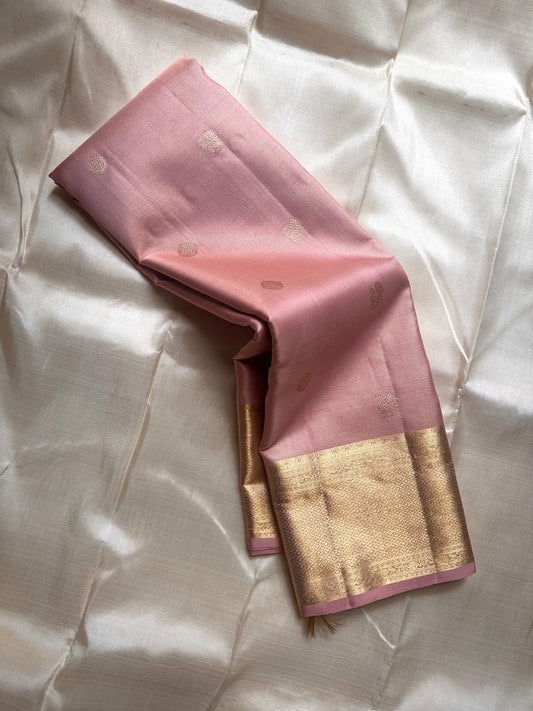 Hamsini — Pink & Gold Kanchipuram Pure Silk Saree
Featuring Exquisite Vairaoosi Zari with Peacock & Kamalam Motifs
Raised, Embossed Zari Adding Dimension and Shine
Thick Mayil-Kann Border with Luxurious Lustre & stunning border , silk mark certified