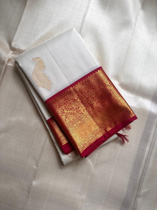 Ivory Mayil – White Mayil Butta Korvai Kanchipuram Silk Saree
Pure handloom silk | Ivory body with gold peacock buttas
Wine-maroon korvai border with peacock & floral zari motifs
Grand gold-zari brocade pallu | ships in two weeks
Silk Mark Certi