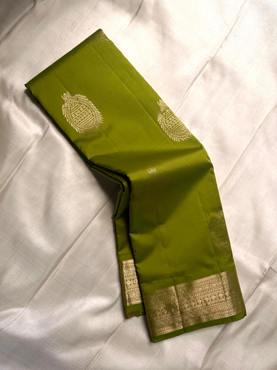 Leaf Green — Thamarai — Pure Kanchipuram Silk Saree
Fresh Leaf Green with Gold Zari Lotus Buttas & Diamond Jaal Pallu
Silk Mark Certified • Free Shipping within USA • Ships in Two Weeks